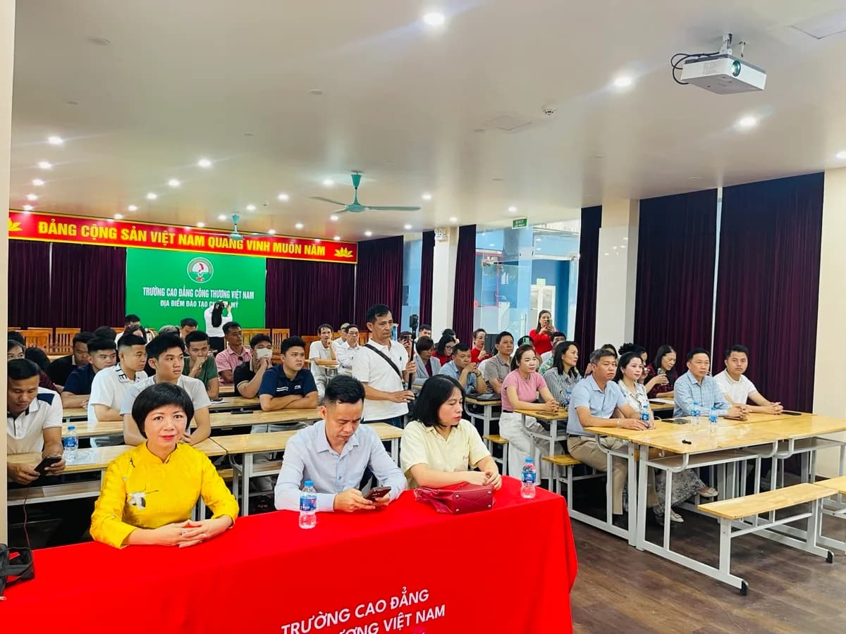 Phụ huynh và học viên tham dự lễ khai giảng tại trường