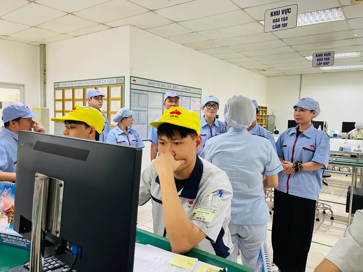 Phụ huynh tham quan khu vực đào tạo tại nhà máy UMC